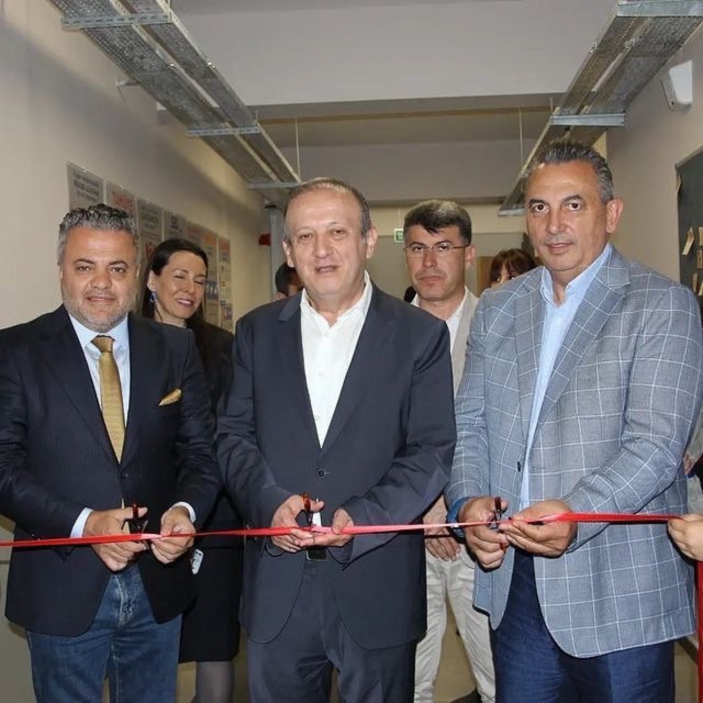 Kartal Anadolu Lisesi Güven Güleşce Fizik ve Biyoloji Laboratuvarı